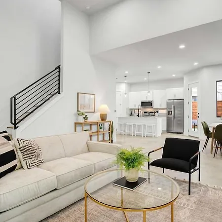 Brand New House, Yard Next To Downtown And E 6Th Vila